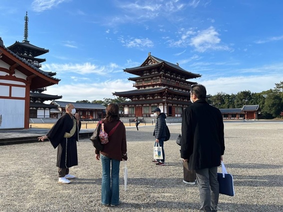 奈良墨の歴史が紡いだ多彩な書の文化を学ぶ旅① 西ノ京・薬師寺編モニターツアーを行いました。